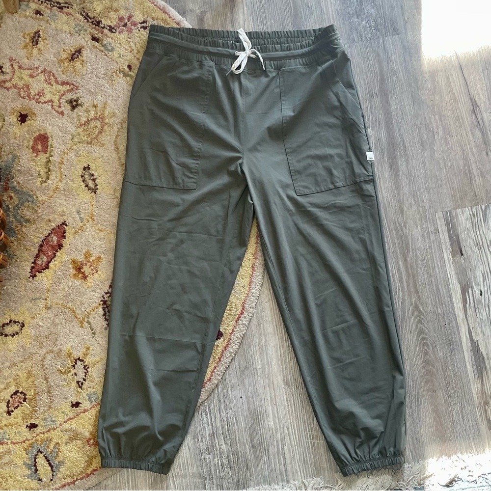 SOLD vuori Miles Jogger in Green Size Large - Picture 15 of 16